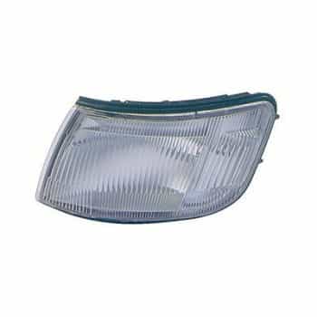 Luz de ciudad a la izquierda del faro.